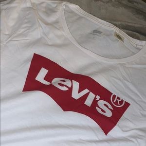 White Levi’s SS Shirt